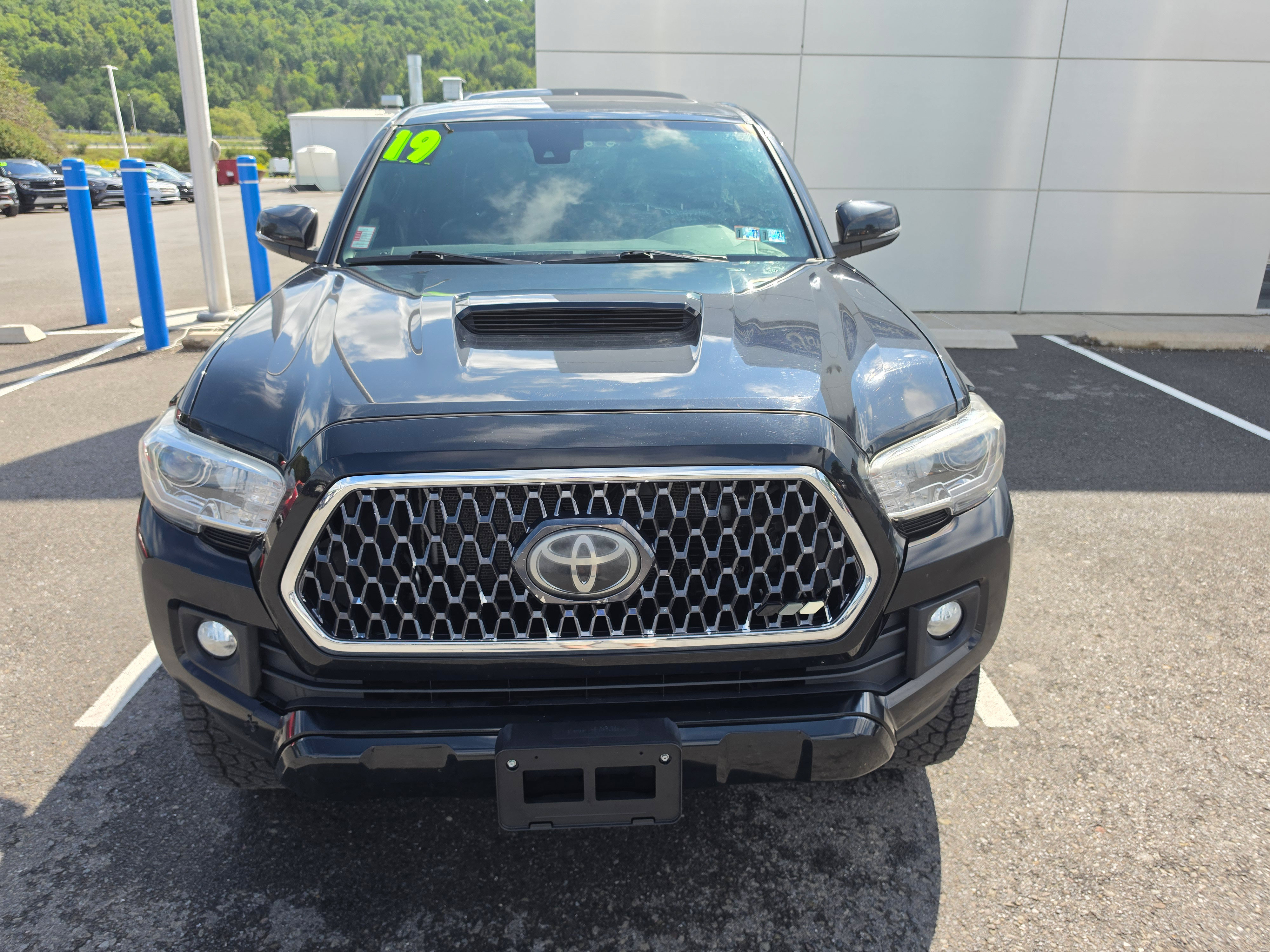 Used 2019 Toyota Tacoma TRD Sport w/ TRD Premium Sport Package AWD/4WD image 8