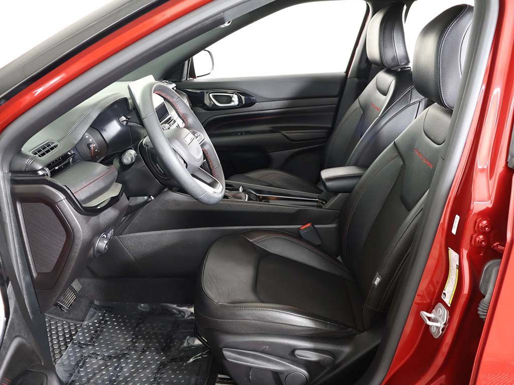 Used 2025 Jeep Compass Trailhawk AWD/4WD image 28