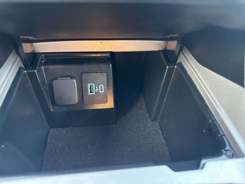 Used 2021 Ford Explorer XLT image 21