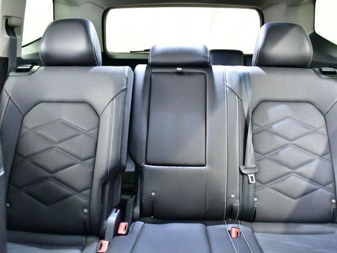 Used 2025 Volkswagen Atlas SE FWD image 13