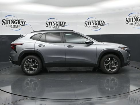 Used 2024 Chevrolet Trax LT w/ Sunroof Package FWD image 8