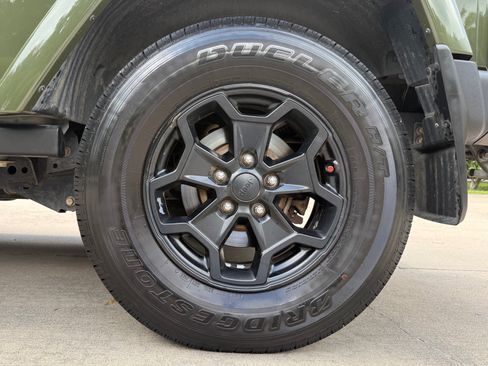 Used 2016 Jeep Wrangler Sahara AWD/4WD image 9