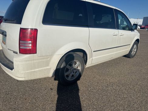 Used 2010 Chrysler Town & Country Touring image 4