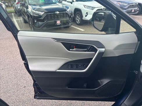 Used 2021 Toyota RAV4 XLE Premium image 30