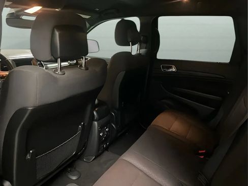 Used 2019 Jeep Grand Cherokee Laredo RWD image 12