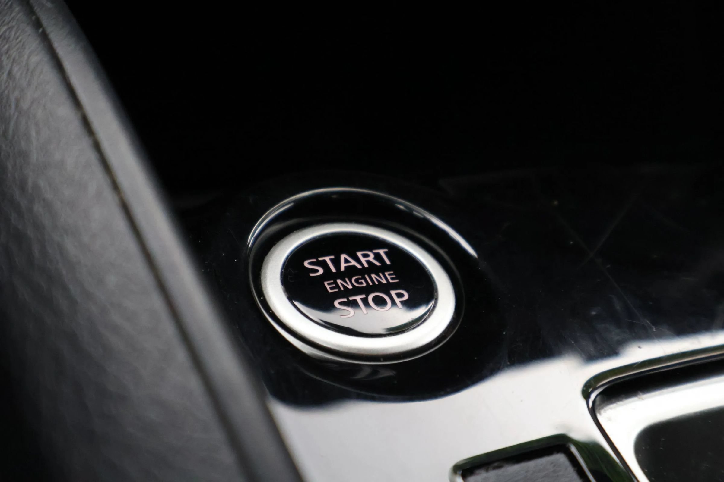 Used 2025 Nissan Versa SR FWD image 24
