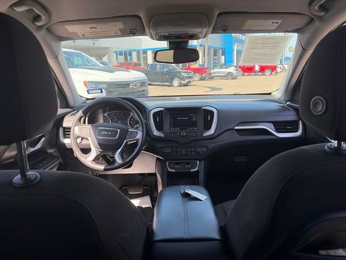 Used 2024 GMC Terrain SLE w/ Driver Convenience Package FWD image 11