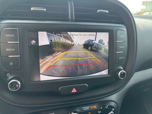 Used 2025 Kia Soul LX w/ LX Technology Package FWD image 21