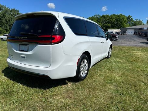 Used 2023 Chrysler Pacifica Touring-L FWD image 3