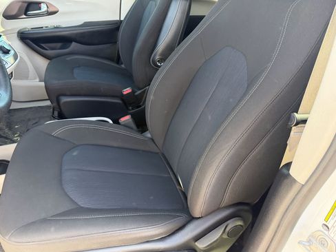 Used 2021 Chrysler Voyager L FWD image 22