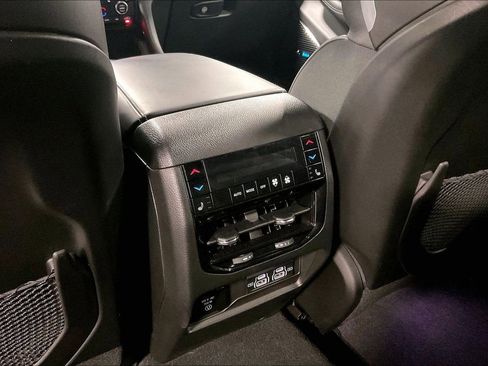 Used 2024 Jeep Grand Cherokee Overland w/ Luxury Tech Group IV image 32