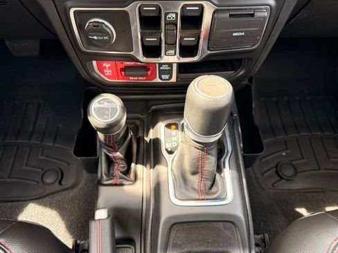 Used 2022 Jeep Gladiator Rubicon w/ Cold Weather Group AWD/4WD image 29