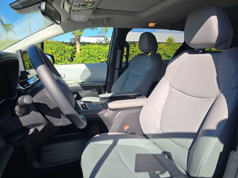 Used 2025 Toyota Sienna XLE image 23