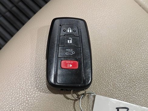 Used 2023 Toyota Highlander XLE AWD/4WD image 14