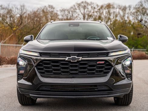 Used 2024 Chevrolet Trax RS w/ Driver Confidence Package image 2