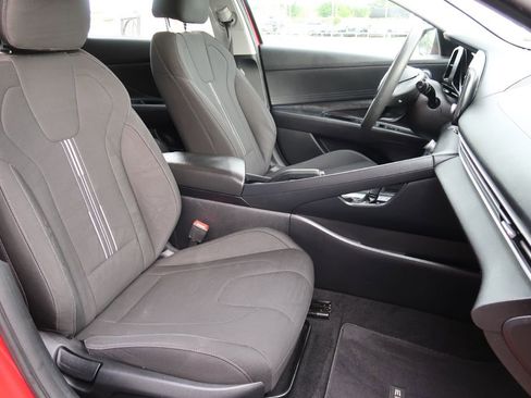 Used 2023 Hyundai Elantra SEL image 9