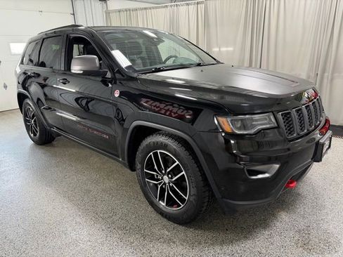Used 2018 Jeep Grand Cherokee Trailhawk w/ Trailhawk Luxury Group AWD/4WD image 3