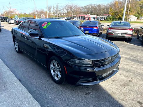 Used 2019 Dodge Charger SXT image 10