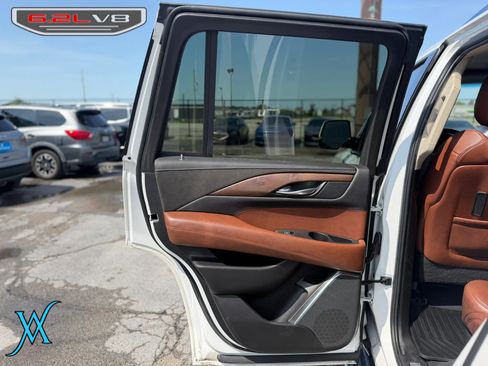 Used 2019 Cadillac Escalade Luxury AWD/4WD image 15