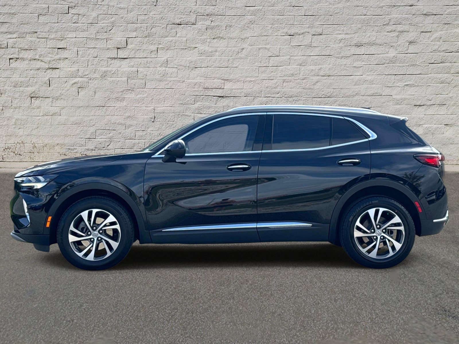 Used 2022 Buick Envision Essence w/ Technology Package I FWD image 2