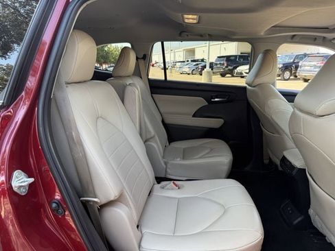 Used 2023 Toyota Highlander XLE image 33
