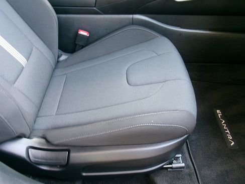 Used 2023 Hyundai Elantra SE FWD image 17
