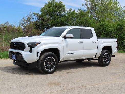 Used 2025 Toyota Tacoma TRD Sport AWD/4WD image 23