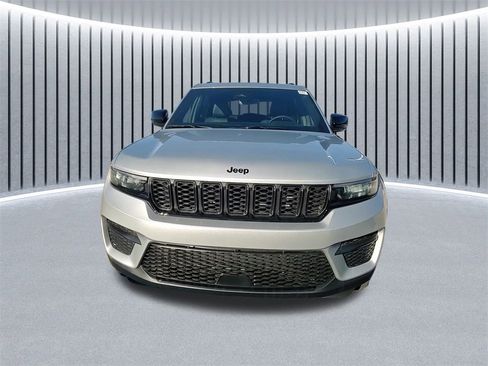 New 2025 Jeep Grand Cherokee Altitude image 7