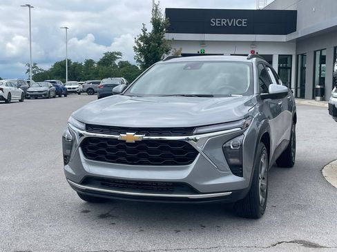 Used 2025 Chevrolet Trax LT FWD image 3