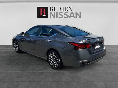 Used 2025 Nissan Altima 2.5 SV FWD image 3