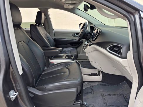 Used 2022 Chrysler Pacifica Touring-L FWD image 14