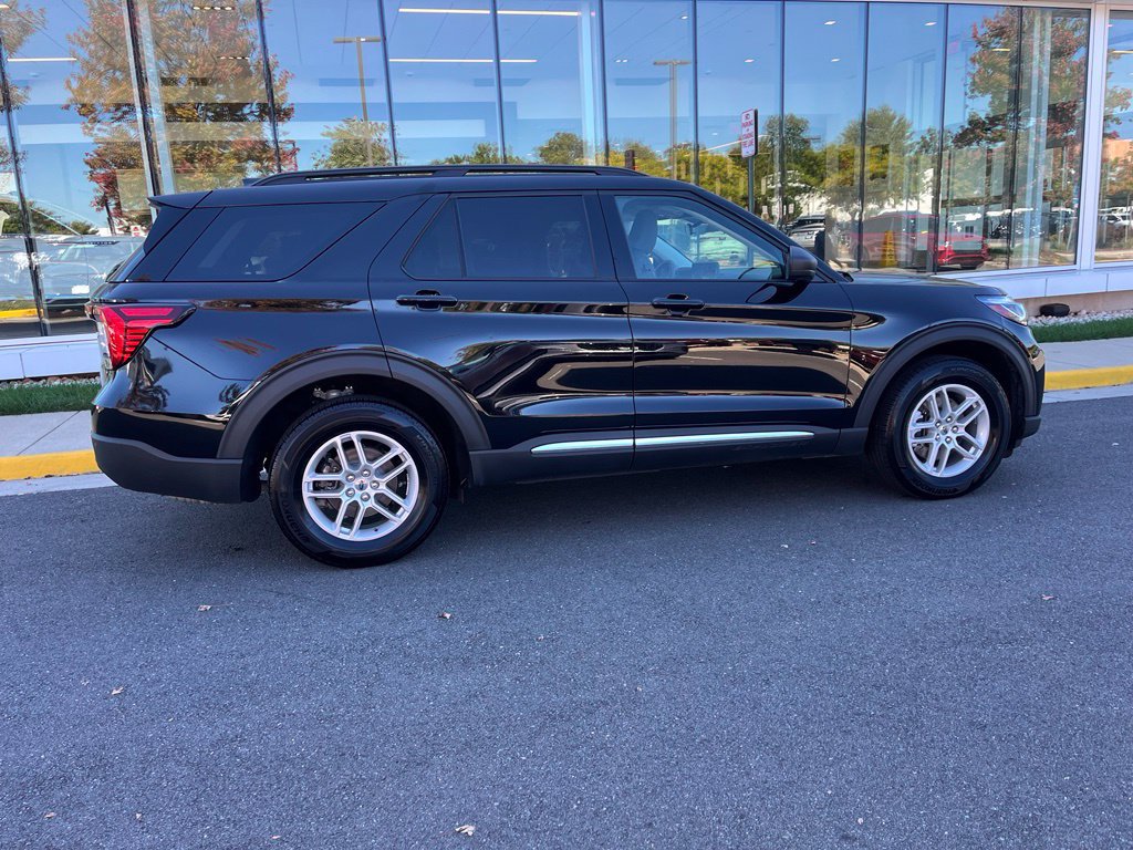 Used 2025 Ford Explorer Active AWD/4WD image 9