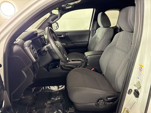 Used 2018 Toyota Tacoma TRD Off-Road w/ Technology Package image 20