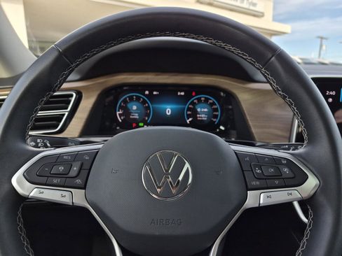 Used 2024 Volkswagen Atlas SE w/ Panoramic Sunroof Package image 14