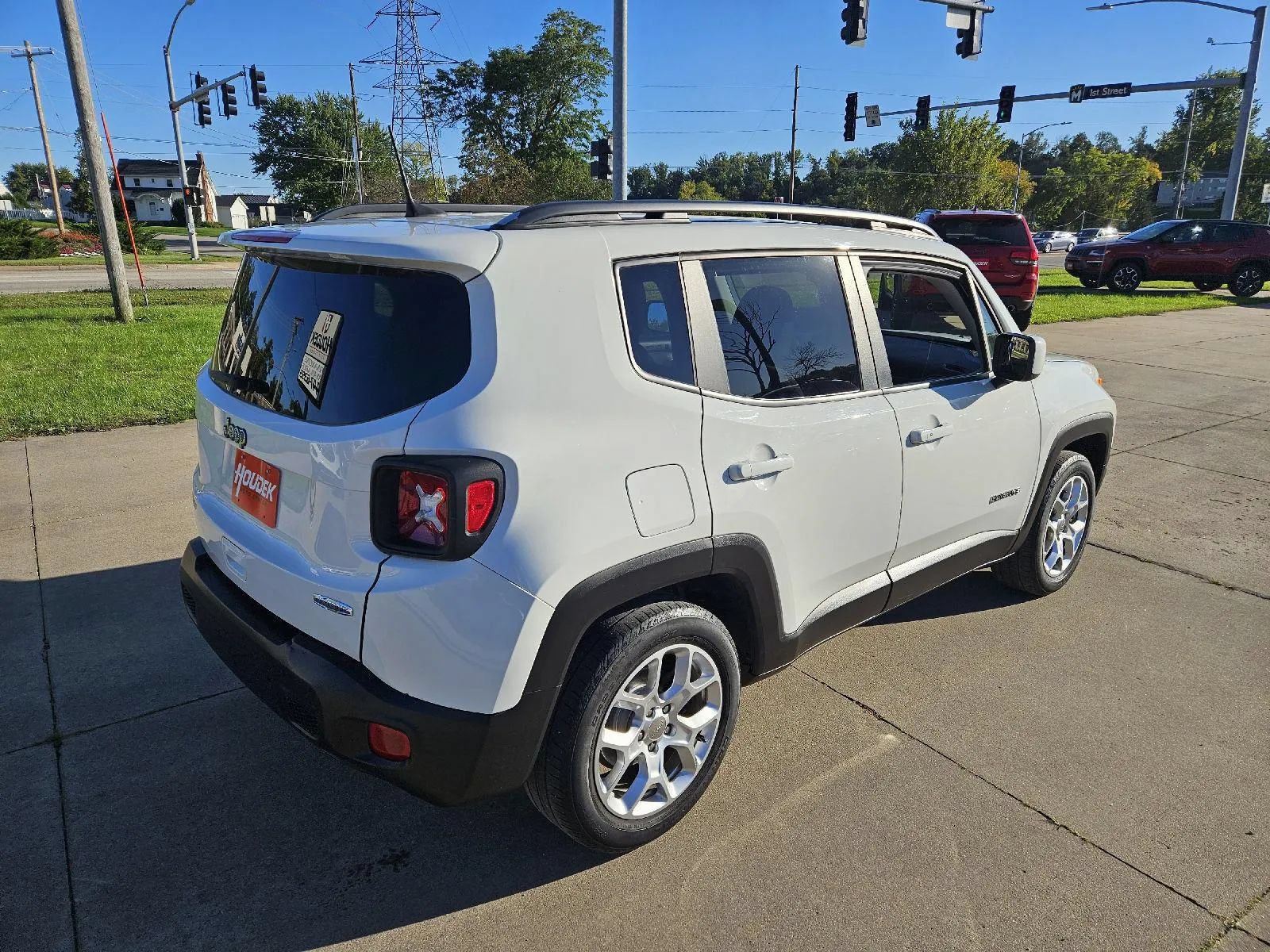 Used 2018 Jeep Renegade Latitude w/ Cold Weather Group FWD image 5
