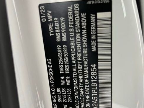 Used 2023 Porsche Macan Base image 25