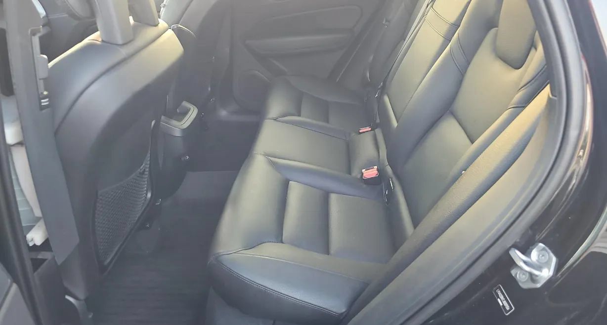 Used 2018 Volvo XC60 T6 Momentum w/ Convenience Package AWD/4WD image 6