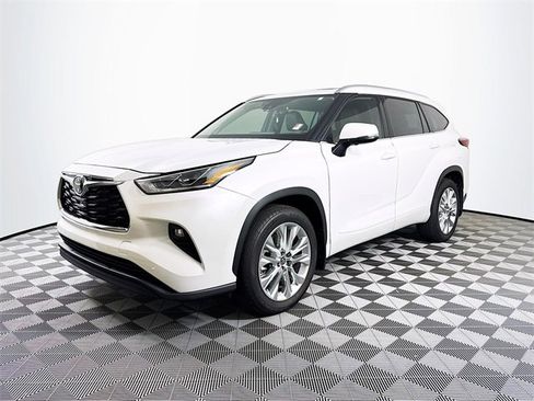Used 2023 Toyota Highlander Limited image 2