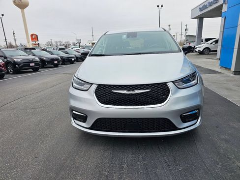 Used 2024 Chrysler Pacifica Touring-L FWD image 8