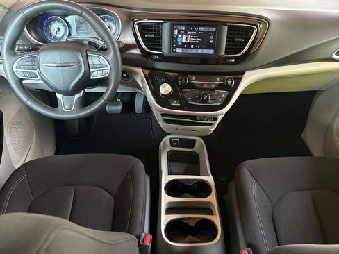 Used 2023 Chrysler Voyager LX FWD image 13