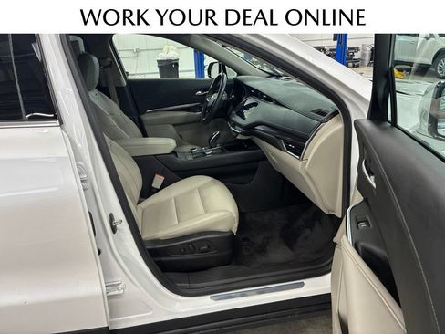 Used 2022 Cadillac XT4 Luxury w/ Cold Weather Package AWD/4WD image 19
