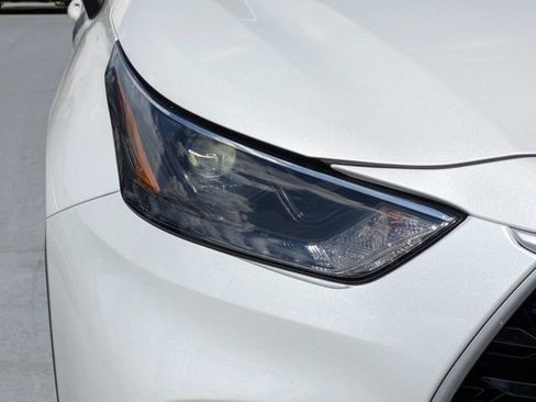 Used 2025 Toyota Highlander XLE FWD image 9