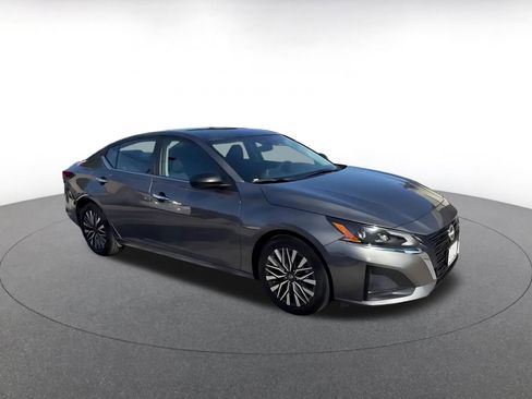 Used 2025 Nissan Altima 2.5 SV image 2
