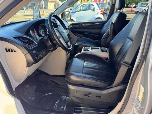 Used 2015 Chrysler Town & Country Touring FWD image 9