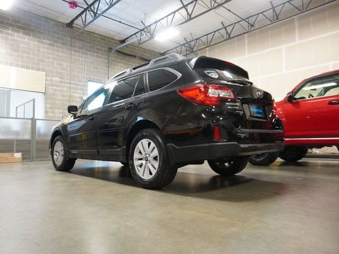 Used 2017 Subaru Outback 2.5i Premium image 3