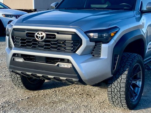 Used 2024 Toyota Tacoma TRD Off-Road image 9