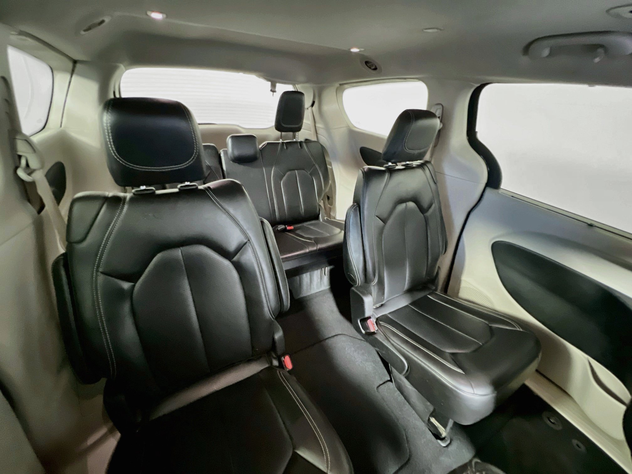 Used 2023 Chrysler Pacifica Touring-L FWD image 30