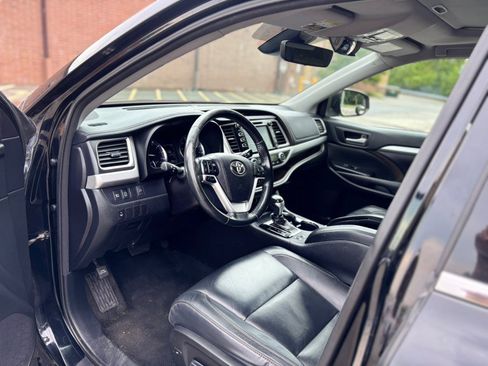 Used 2017 Toyota Highlander XLE AWD/4WD image 13