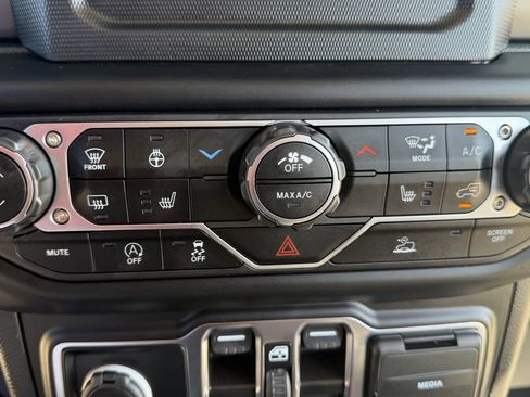 Used 2023 Jeep Gladiator Sport AWD/4WD image 23