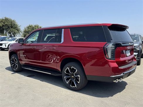 New 2025 Chevrolet Suburban Premier image 5